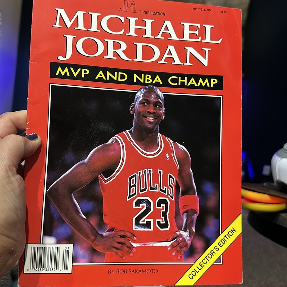 Michael Jordan Chicago Bulls Collector’s Magazine by Bob Sakamoto & Holograph